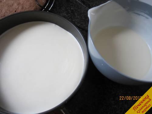 10) Зальём бисквит половиной смеси из йогурта и сливок. Поместим в холодильник на 1/2 часа.