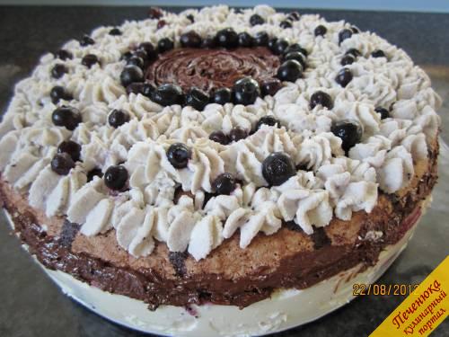 13) Освободим торт от кольца формы. Взбиваем сливки в стойкие пики и поместим их в кулинарный мешок. Растопим масло с шоколадом, немного дадим остынуть. Украшаем торт тёплым шоколадом (в центре верха торта и полоска вокруг торта), узорами из сливок и ягодами черники. Сервируем. Наслаждаемся.