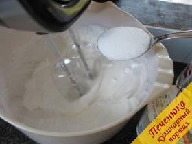 2) Белки с щепоткой соли взбиваем в крепкую пену. Сахар постепенно добавляем, дальше взбиваем, чтоб пена стала глянцевой.