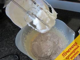 3) Муку смешаем с разрыхлителем и какао или шоколадной пудрой, добавим к желткам. Крепкую пену введём.