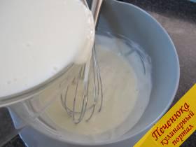 8) сразу же этот желатин тонкой струйкой, при сильном мешании, вливаем в весь йогурт. Убираем в холодильник для начального схватывания. Взбиваем сливки в стойкие пики и аккуратно введём к немного схватившемуся йогурту.