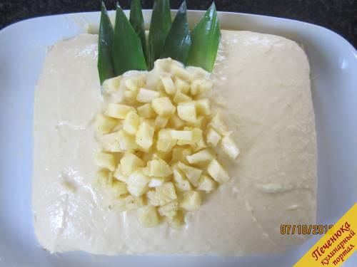 8) Накрываем вторым и наносим вторую часть крема сверху и на бока. Отправляем на 2-3 часа в холодильник. Украшаем кубиками ананаса и марципаном в виде ананасных листьев перед сервированием. Наслаждаемся. 