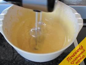 1) Взбиваем желтки с половиной сахара, пока  масса не посветлеет.