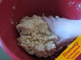 7) Перемешаем бисквит с кремом и вылепим 10-12 пирожных в форме картошки.