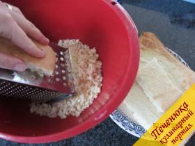 4) Остудим бисквит и натрём на тёрке или измельчим в крошку удобным для Вас способом.