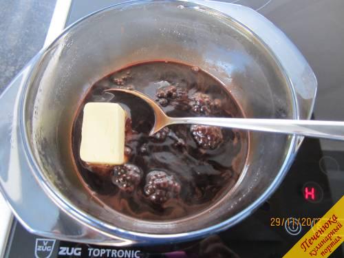 11) Глазурь: сметану с какао и сахаром заварим и проварим на малом огне 3-4 минуты. Затем добавим сливочное масло, перемешаем до однородности.