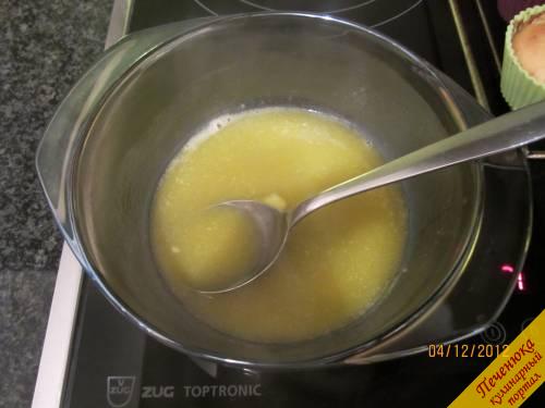 6) Глазурь: смешаем растопленное масло с ликёром или соком и сахарной пудрой.