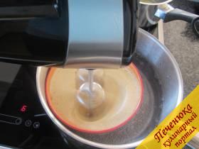 1) Бисквит: яйца, ванильный сахар, сахар и воду покласть в ёмкость. Поставить на горячую водяную баню и взбивать до густой пенистой массы.