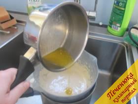 3) Растопить сливочное масло, немного остудить. Аккуратно влить и перемешать тесто. Наполнить тестом форму, предварительно покрытую бумагой для выпечки. Выпекать в духовке, заранее разогретой, при 180° 20-25 мин. Проверить на готовность коржа, проткнув палочкой, если сухая-то готов.