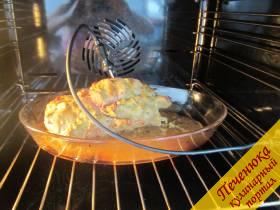 6) Фольгу снять, кулинарный градусник воткнуть в самое толстое место куска мяса. Поместить мясо обратно в духовой шкаф и готовить около 2,5 часов при температуре на термометре в мясе около 60°С.