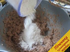 4) Муку смешиваем с разрыхлителем и добавляем в масляную смесь. Хорошо перемешиваем.