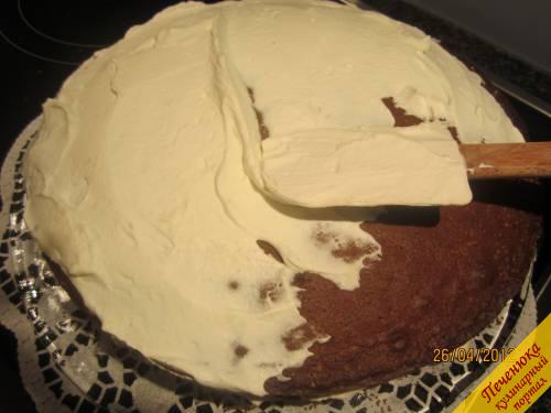 18) Распределяем равномерно оставшиеся сливки на боках и сверху на сухом корже торта. По желанию оставляем 2-3 ст.л.сливок для украшения.
