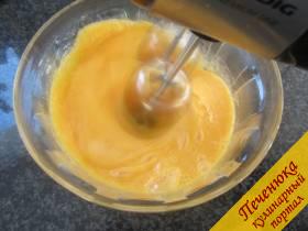 11) В отдельной посуде растираем миксером 12 желтков