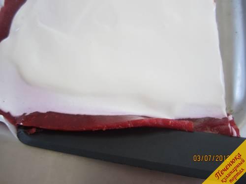 7) Кулинарной лопаткой аккуратно отделяем края желе от бумаги.