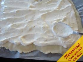2) Раскатаем тесто на застеленный пекарской бумагой противень. Равномерно распределим смесь из сметаны с сыром, оставляя края около 2-х см.