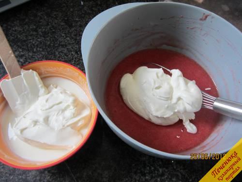 5) Половину взбитых сливок аккуратно вмешиваем в йогуртную смесь, другую половину с клубничной массой. Мешаем в одну сторону, чтоб масса не осела.