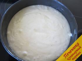 3) Сразу же поместим тесто равномерно в застланную пекарской бумагой форму. Выпекаем в заранее разогретой духовке при 180°С около 25 минут.