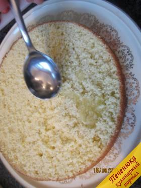 8) Смешаем сироп бузины с водой. Половину бисквита окропим сиропом.