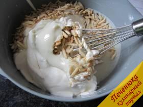 6) Аккуратно добавим сливки с миндалем в кокосовый крем, мешаем в одну сторону, чтоб сливки не осели.