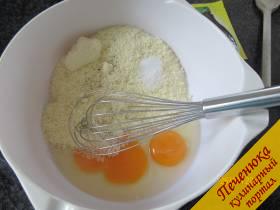 2) Яйца, сыр, соль, перец перемешиваем.