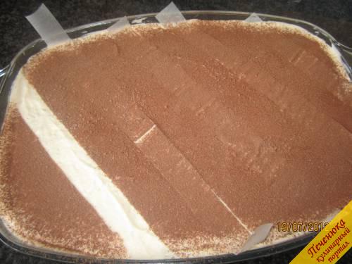 9) Нарежем полоски из пекарской бумаги и постелим их аккуратно сверху. Припудрим шоколадной пудрой перед сервированием.