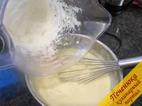 2) Взбиваем сливки до стойких пиков и аккуратно вмешиваем в остывший ванильный крем.