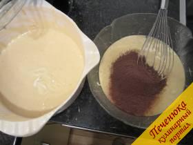 5) Тесто разделим на две одинаковые части. В одну добавим какао, в другую - ванильный сахар.