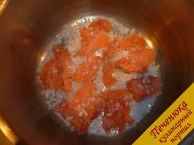 4) Посыпать каждый кусочек солью. Будьте осторожны с количеством соли, иначе можно пересолить, но кому-то нравится и очень солёная рыба. Кстати, между слоями можно использовать мелкую соль, так будет вкуснее. Но я попробовала сделать с крупной, тоже неплохо получается. Основная трудность в том, чтобы счистить эту соль после засолки рыбы, т.к. она полностью не растворится, иначе она будет не очень приятно хрустеть на зубах.