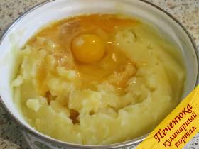 6) В картофельное пюре добавить яйца, хорошо всё перемешать.