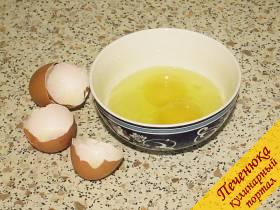 1) Куриные яйца помыть с мылом, чтобы в омлет не попало ничего лишнего. Аккуратно разбить скорлупу тупой стороной ножа ровно посередине — в этом рецепте это важно.