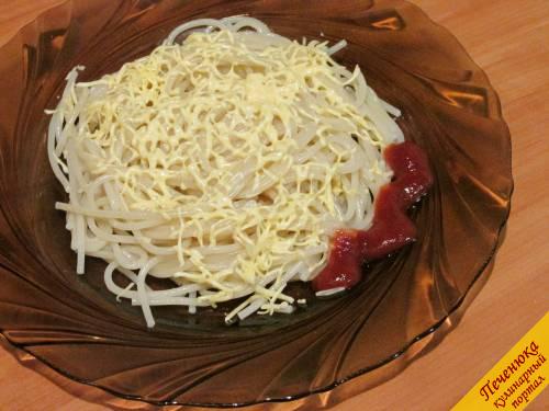 8) Готовые макаронные изделия можно заправить сливочным маслом, подать с любым соусом или подливой, использовать как гарнир. В моем случае — спагетти с сыром. Всё очень просто, приятного приготовления!