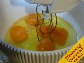 4) Яйца взбить миксером в пену.