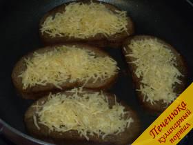 5) Перевернуть ломтики хлеба, на каждый поместить сырно-чесночную смесь. Накрыть сковороду крышкой и готовить гренки еще около 40 секунд до расплавления сыра.