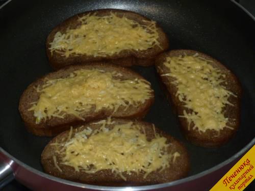 6) Ароматные хрустящие гренки с сыром и чесноком готовы. Осталось только выложить их на тарелку и подать к столу. Приятного аппетита!