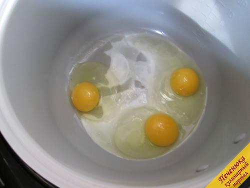 4) Яйца разбить в чашу. Белок тут же меняет структуру, белеет. Крышку закрывать не нужно, далеко отходить тоже. Яичница в мультиварке будет готова очень-очень скоро.