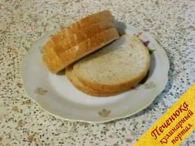 1) Хлеб нарезать кусочками толщиной около 1 см. Они не должны быть слишком толстыми, иначе гренки получатся суховатыми.