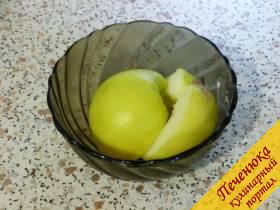 3) Яблоко помыть, удалить из него сердцевинку.