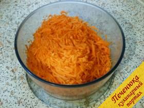 2) Измельчить морковку на терке или в комбайне до состояния стружки.