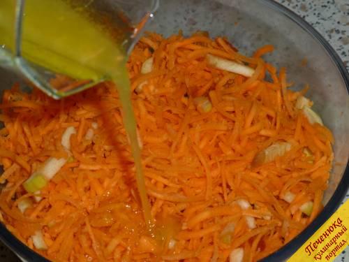9) Перемешать салат из моркови, яблок и кураги, добавить в него заправку. Еще раз всё перемешать. При подаче этот витаминный салат из моркови и яблок можно посыпать кунжутом — очень вкусно. Готовьте на здоровье! 