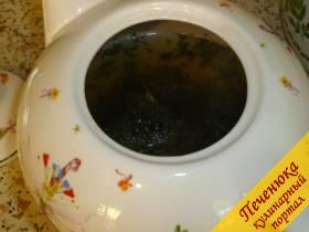 4) Хорошим признаком является появление пены в заварнике. Она означает, что температура чайничка и воды была оптимальной. В этом случае зеленый чай должен получиться вкусным.