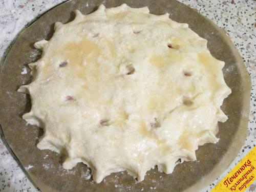 7) Второй половиной бездрожжевого творожного теста накрыть начинку. Края защипить, смазать поверхность пирога белком, наколоть для выхода пара.