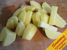 9) Картофель нарезать небольшими кусочками.