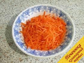 2) Морковь измельчить до состояния крупной стружки на терке или в комбайне.