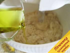 4) Когда масса будет густеть, влить в тесто оставшееся масло.