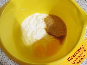 1) В миску поместить сметану, сахар, яйца, соду и ванилин (при желании).