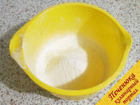 1) Отмеренное по рецепту количество муки просеять в миску. Добавить соль.