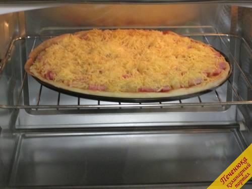 12) Поставить пиццу в разогретую до 200 °C духовку.