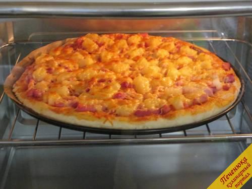 13) Гавайская пицца будет запекаться 20-25 минут (у меня — 25), ориентируйтесь на особенности своей духовки. 