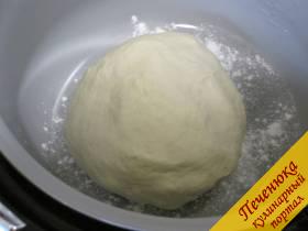 6) Теперь тесто для пиццы должно «подойти». Для этого нужно его накрыть от заветривания и определить в теплое место. Либо к радиатору отопления, либо в любую кухонную технику, пригодную для расстойки теста. Например, как я, в мультиварку: включите режим «Йогурт» или «Подогрев», который обеспечит постоянную температуру 35-40 °C. С подогревом осторожней: часто в мультиварках дно прогревается сильнее, чем требуется в данном случае, и нижняя часть теста становится немного жесткой. Оставить тесто в покое на 1 час, можно на 1,5.