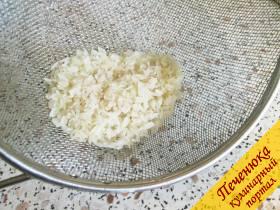 4) Пока размораживаются и прогреваются в масле овощи, нужно промыть рис, булгур, гречку — любой вид крупы на Ваш выбор.  